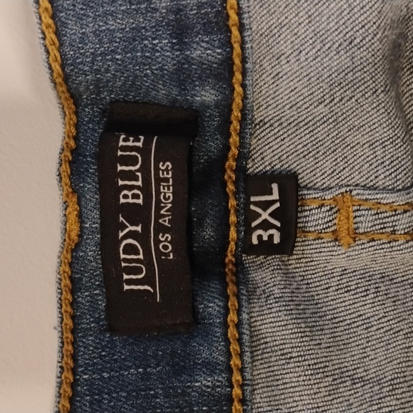 Judy Blue Distressed Jeans - Picture 9 of 10